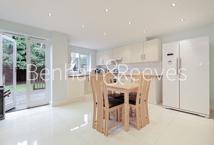 4  bedrooms flat to rent in Shooters Hills, Elizabeth Fry Place, SE18-image 7