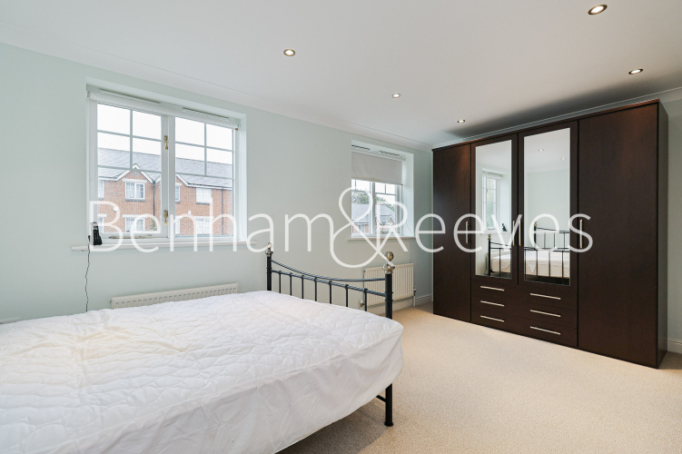 4  bedrooms flat to rent in Shooters Hills, Elizabeth Fry Place, SE18-image 8