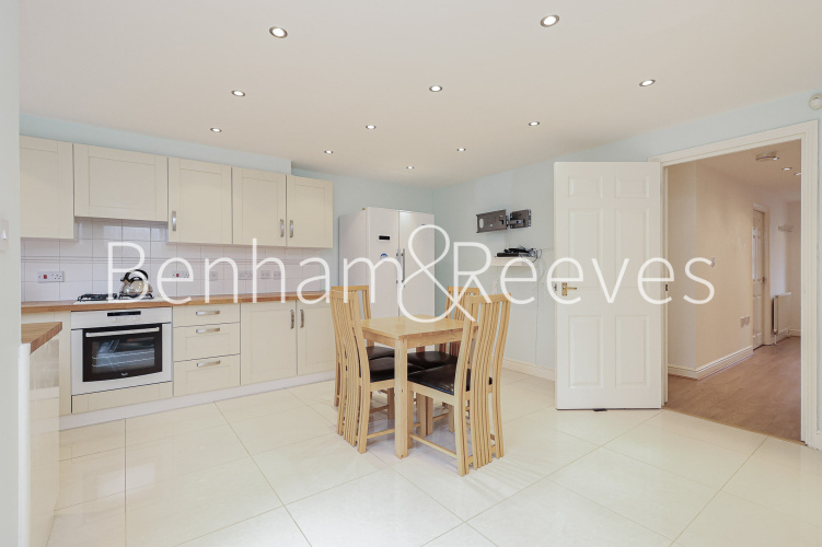 4  bedrooms flat to rent in Shooters Hills, Elizabeth Fry Place, SE18-image 13