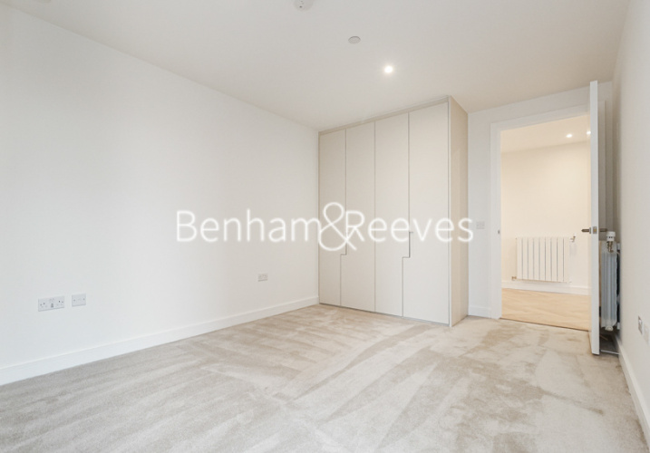 1  bedroom flat to rent in Brigadier Walk, Royal Arsenal Riverside, SE18-image 3