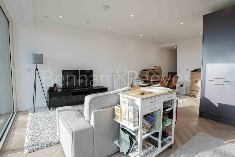 2  bedrooms flat to rent in Brigadier Walk Royal, Arsenal Riverside, SE18-image 4