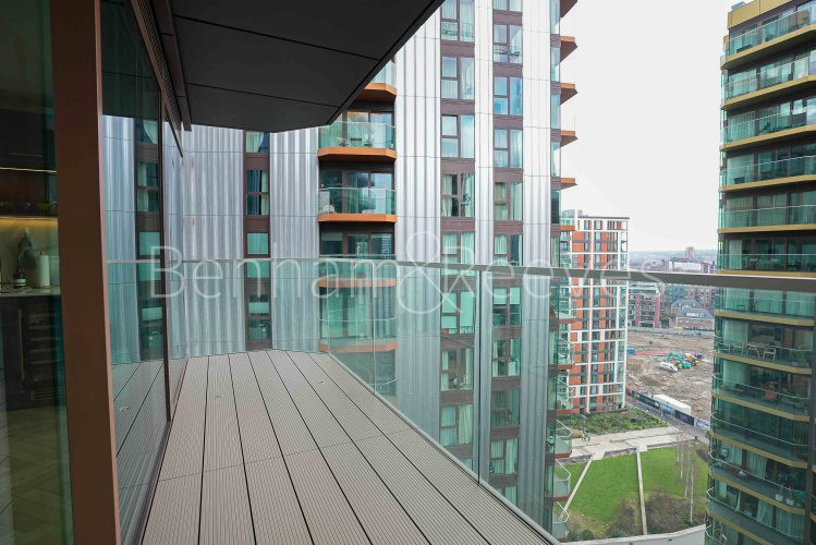 2  bedrooms flat to rent in Brigadier Walk Royal, Arsenal Riverside, SE18-image 7