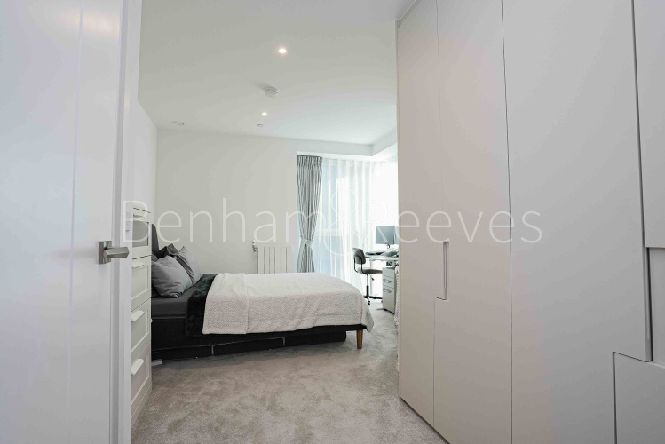 2  bedrooms flat to rent in Brigadier Walk Royal, Arsenal Riverside, SE18-image 8