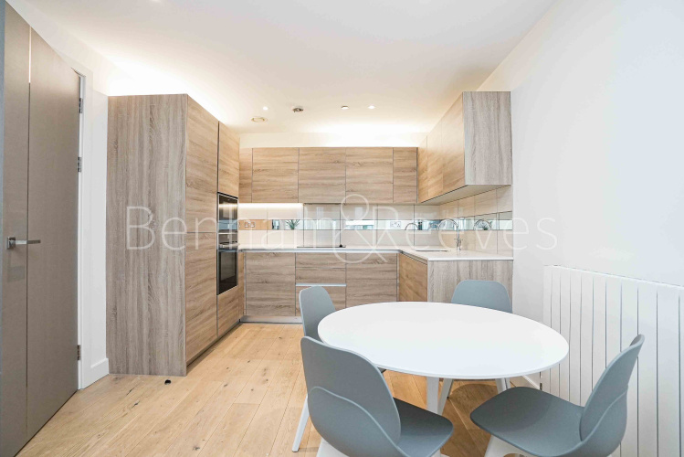 2  bedrooms flat to rent in Royal Arsenal Riverside, Duke of Wellington Avenue, SE18-image 3