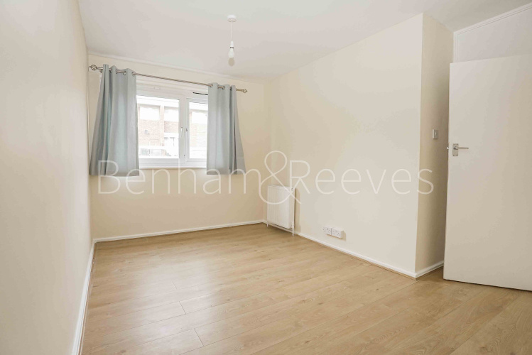 3  bedrooms flat to rent in Clendon Way, Woolwich,SE18-image 1