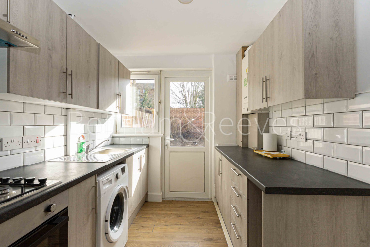 3  bedrooms flat to rent in Clendon Way, Woolwich,SE18-image 2