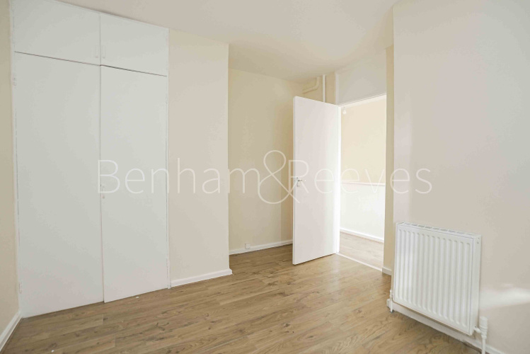 3  bedrooms flat to rent in Clendon Way, Woolwich,SE18-image 3