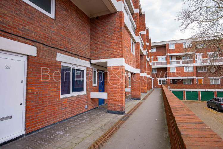 3  bedrooms flat to rent in Clendon Way, Woolwich,SE18-image 5
