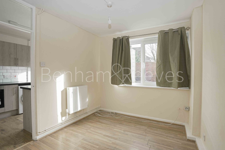 3  bedrooms flat to rent in Clendon Way, Woolwich,SE18-image 6
