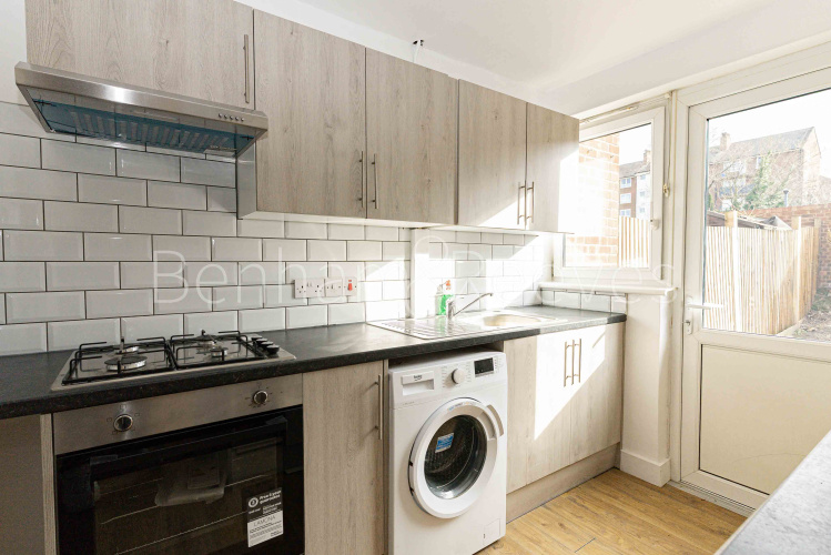 3  bedrooms flat to rent in Clendon Way, Woolwich,SE18-image 7