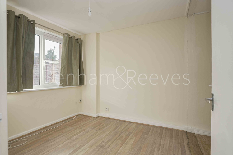 3  bedrooms flat to rent in Clendon Way, Woolwich,SE18-image 8