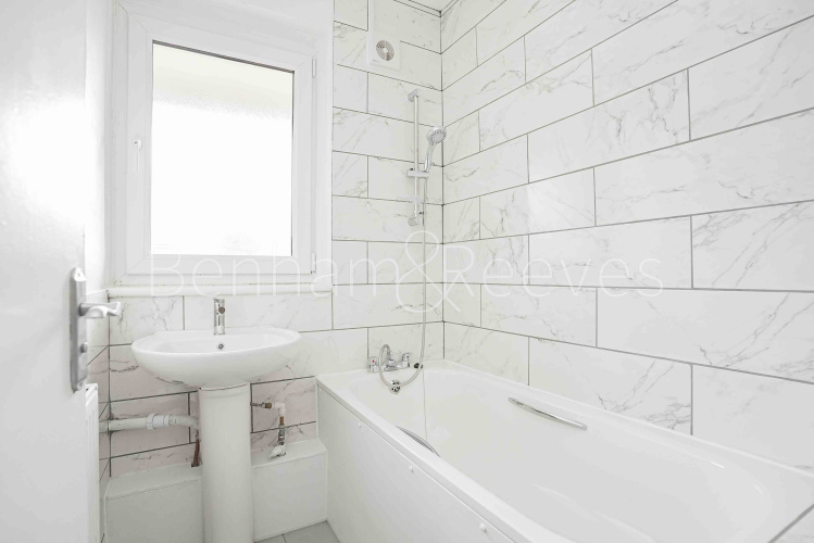 3  bedrooms flat to rent in Clendon Way, Woolwich,SE18-image 9