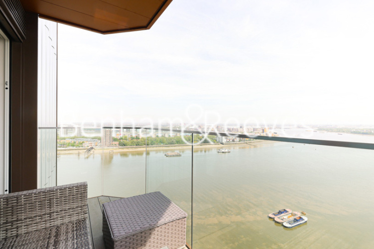 3  bedrooms flat to rent in Brigadier Walk, Royal Arsenal Riverside, SE18-image 5