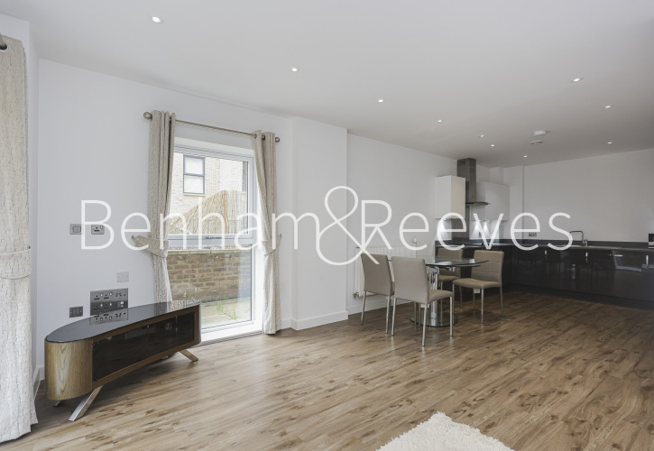 2  bedrooms flat to rent in Trinity Walk, Woolwich,  SE18-image 3