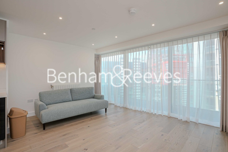 3  bedrooms flat to rent in Brigadier Walk, Royal Arsenal Riverside, SE18-image 1