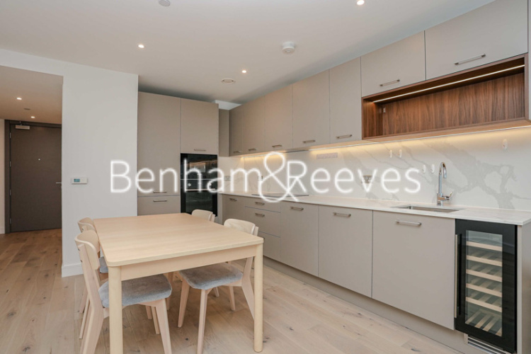 3  bedrooms flat to rent in Brigadier Walk, Royal Arsenal Riverside, SE18-image 2
