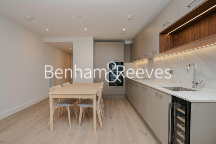 3  bedrooms flat to rent in Brigadier Walk, Royal Arsenal Riverside, SE18-image 8
