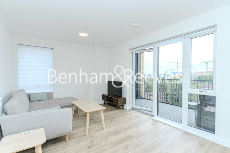3  bedrooms flat to rent in Davies House, Vousden Grove, SE28-image 1