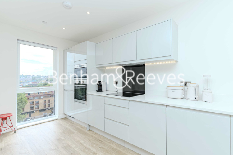 3  bedrooms flat to rent in Davies House, Vousden Grove, SE28-image 2