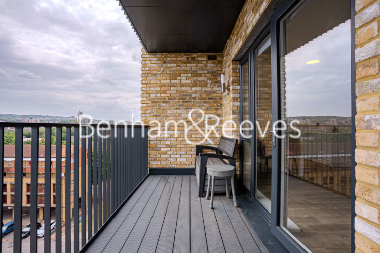 3  bedrooms flat to rent in Davies House, Vousden Grove, SE28-image 6