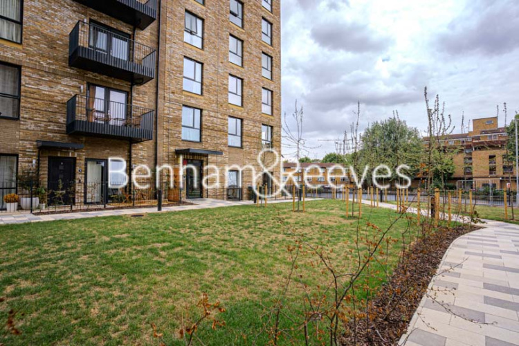 3  bedrooms flat to rent in Davies House, Vousden Grove, SE28-image 14
