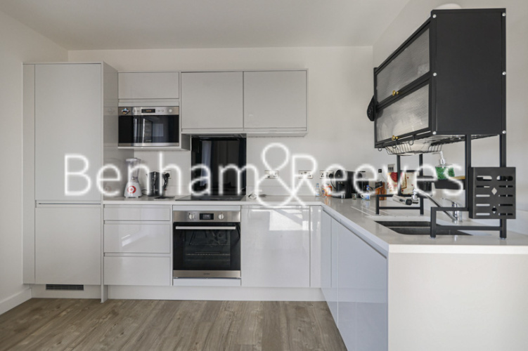 2  bedrooms flat to rent in Vousden Grove, Thamesmead, SE28-image 2