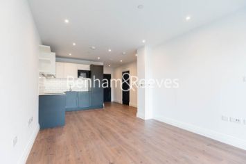 1 bedroom flat to rent in Filmworks Walk, Ealing, W5-image 1