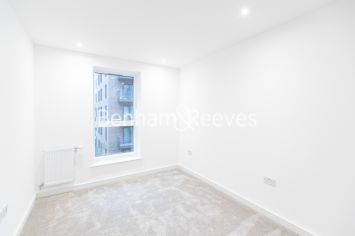 2 bedrooms flat to rent in Greenleaf Walk, Southall, UB1-image 3