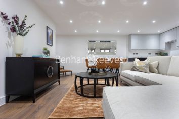 4 bedrooms flat to rent in Hillcrest Road, Acton, W3-image 1