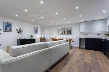 4 bedrooms flat to rent in Hillcrest Road, Acton, W3-image 2