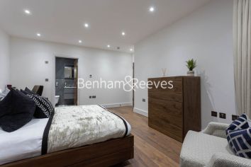 4 bedrooms flat to rent in Hillcrest Road, Acton, W3-image 3