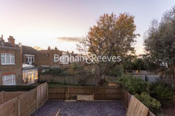 4 bedrooms flat to rent in Hillcrest Road, Acton, W3-image 7