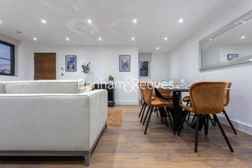 4 bedrooms flat to rent in Hillcrest Road, Acton, W3-image 8