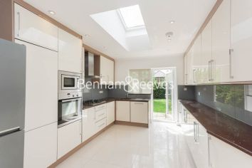 4  bedrooms flat to rent in East Close, Ealing, W5-image 2