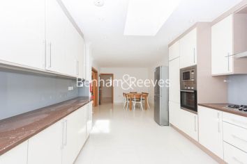 4  bedrooms flat to rent in East Close, Ealing, W5-image 8