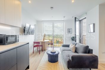 Studio flat to rent in Heartwood Boulevard, Acton, W3-image 1