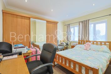 5  bedrooms house to rent in Uneeda Drive, Greenford, UB6-image 7