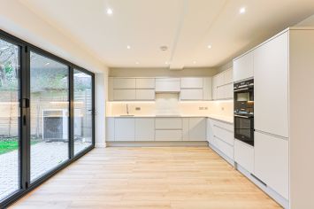 2  bedrooms flat to rent in Disraeli Road, Hammersmith, SW15-image 2