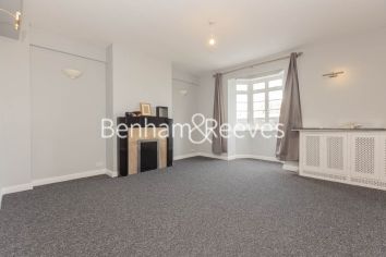 4  bedrooms flat to rent in Latymer Court, Hammersmith, W6-image 1