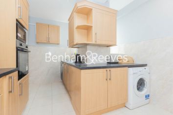 4  bedrooms flat to rent in Latymer Court, Hammersmith, W6-image 2