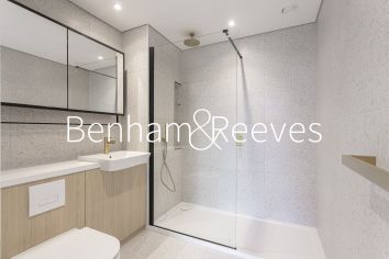 1 bedroom flat to rent in Bouchon Point, Silk District, E1-image 4