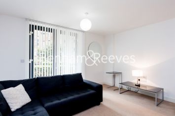 1  bedroom flat to rent in Fairmont House, Albatross Way, SE16-image 1