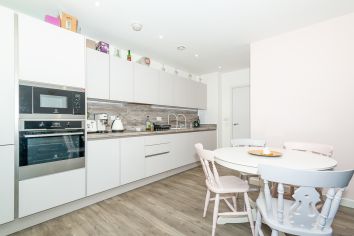 2  bedrooms flat to rent in Gothenburg Court, Surrey Quays, SE8-image 2