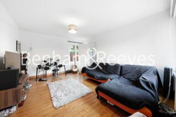 1  bedroom flat to rent in Pedworth Gardens, Surrey Quays, SE16-image 1