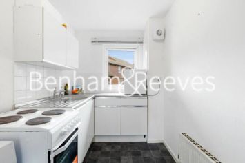 1  bedroom flat to rent in Pedworth Gardens, Surrey Quays, SE16-image 2