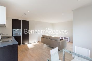 1 bedroom flat to rent in Pump House Crescent, Brentford, TW8-image 2