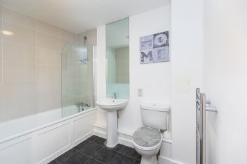 2  bedrooms flat to rent in Bellevue Court, Hounslow, TW3-image 5