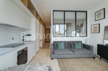 Studio flat to rent in Great West Road, Brentford, TW8-image 1