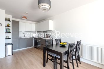 1  bedroom flat to rent in Heritage Place, Brentford, TW8-image 2