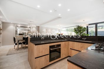 4 bedrooms house to rent in Court Close, St Johns Wood, NW8-image 2